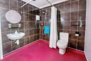 Spacious walk-in wet room